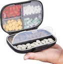 Sukuos Travel Pill ארגן שבועי עם Double Lock, Portable Pill Box עם 7 השוואתיות גדולות, Airtight Daily Medicine Case Container עם תוויות עבור ויטמינים / Fish Oils/Supplements